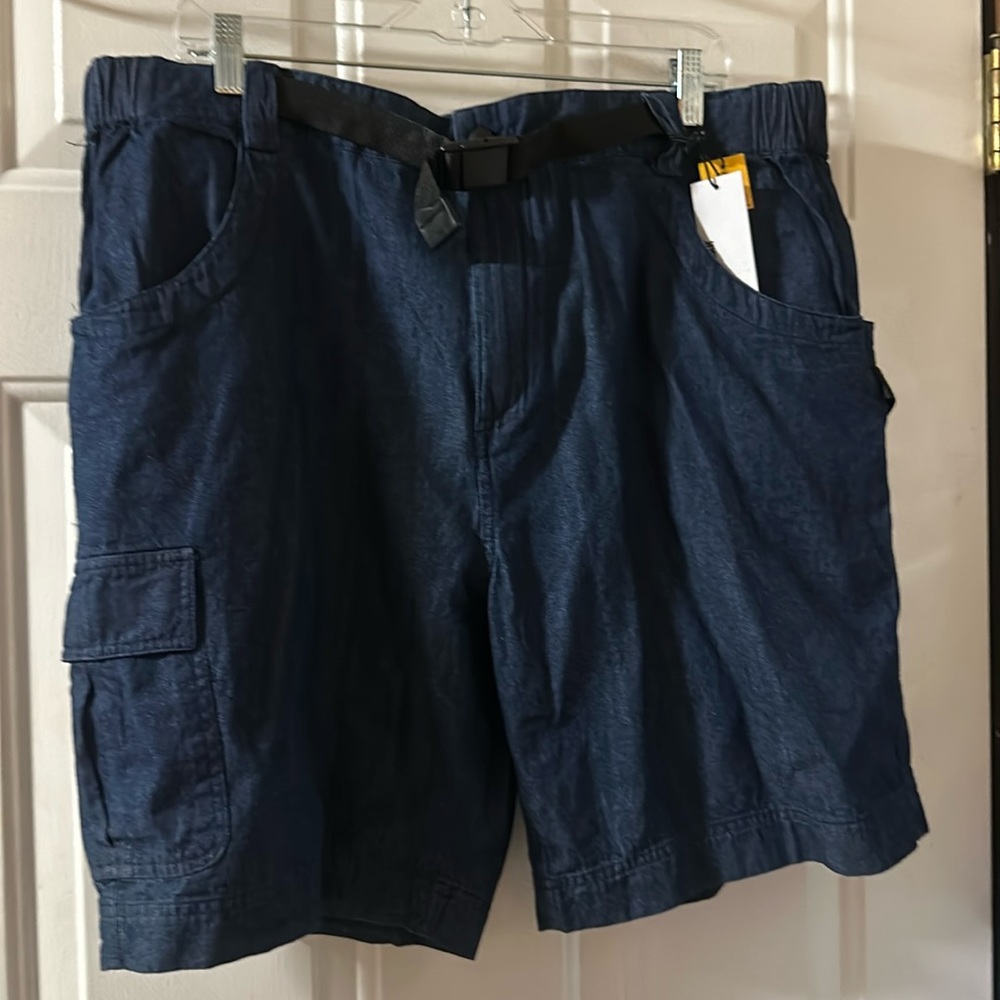 CATERPILLAR MEDIUM STONE CARGO SHORTS: NEW WITH TAGS: SIZE 2XL